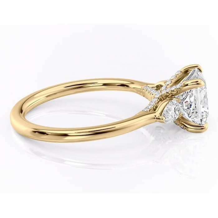Inel de logodnă Matilda din aur Galben 14kt cu moissanite tăietură princess – Montură cu trei pietre rafinată pentru profil înalt | Personalizează și configurează gratuit online [2]