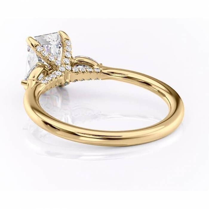 Inel de logodnă Matilda din aur Galben 14kt cu moissanite tăietură radiantă – Montură cu trei pietre rafinată pentru profil înalt | Personalizează și configurează gratuit online [4]