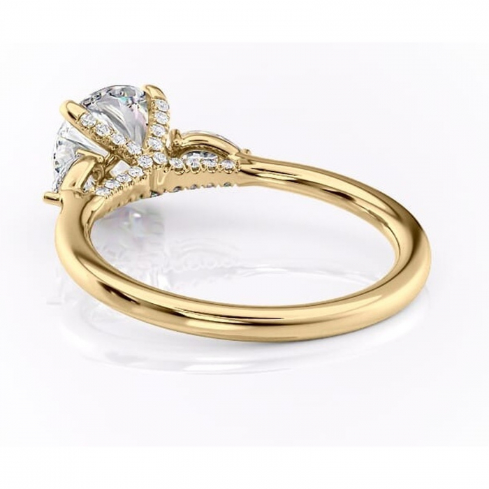 Inel de logodnă Matilda din aur Galben 14kt cu moissanite tăietură rotundă – Montură cu trei pietre rafinată pentru profil înalt | Personalizează și configurează gratuit online [4]