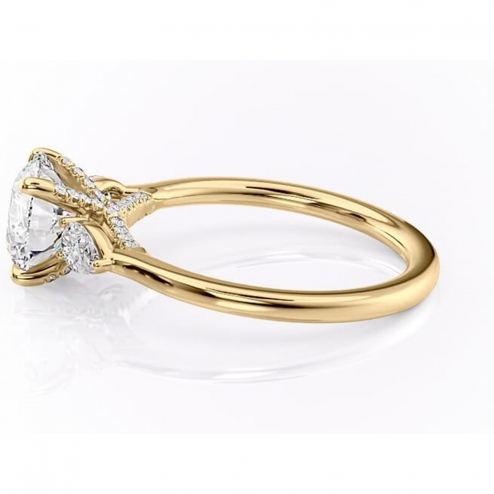 Inel de logodnă Matilda din aur Galben 14kt cu moissanite tăietură rotundă – Montură cu trei pietre rafinată pentru profil înalt | Personalizează și configurează gratuit online [6]