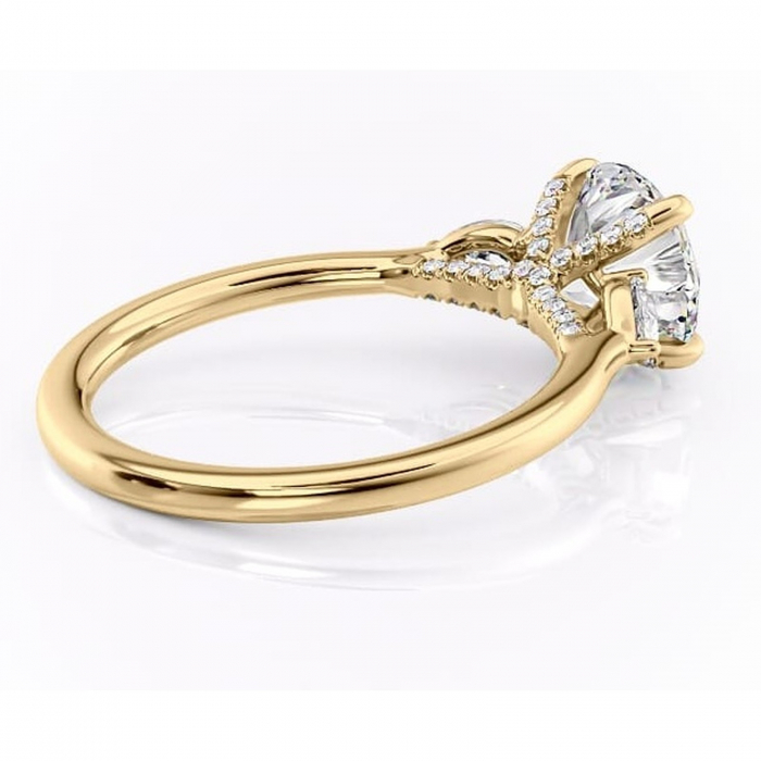 Inel de logodnă Matilda din aur Galben 14kt cu moissanite tăietură rotundă – Montură cu trei pietre rafinată pentru profil înalt | Personalizează și configurează gratuit online [3]
