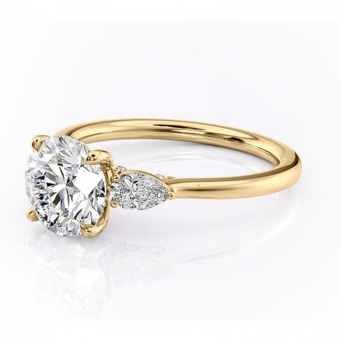 Inel de logodnă Matilda din aur Galben 14kt cu moissanite tăietură rotundă – Montură cu trei pietre rafinată pentru profil înalt | Personalizează și configurează gratuit online [7]