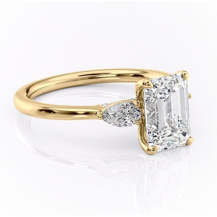 Inel de logodnă Matilda din aur Galben 18kt cu moissanite tăietură smarald – Montură cu trei pietre rafinată pentru profil înalt | Personalizează și configurează gratuit online [1]
