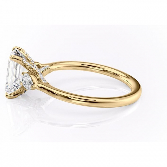 Inel de logodnă Matilda din aur Galben 18kt cu moissanite tăietură smarald – Montură cu trei pietre rafinată pentru profil înalt | Personalizează și configurează gratuit online [6]
