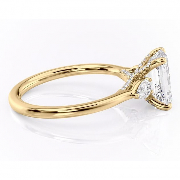 Inel de logodnă Matilda din aur Galben 18kt cu moissanite tăietură smarald – Montură cu trei pietre rafinată pentru profil înalt | Personalizează și configurează gratuit online [2]