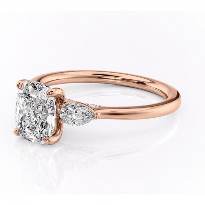 Inel de logodnă Matilda din aur Rose 14kt cu moissanite tăietură asscher – Montură cu trei pietre rafinată pentru profil înalt | Personalizează și configurează gratuit online [7]