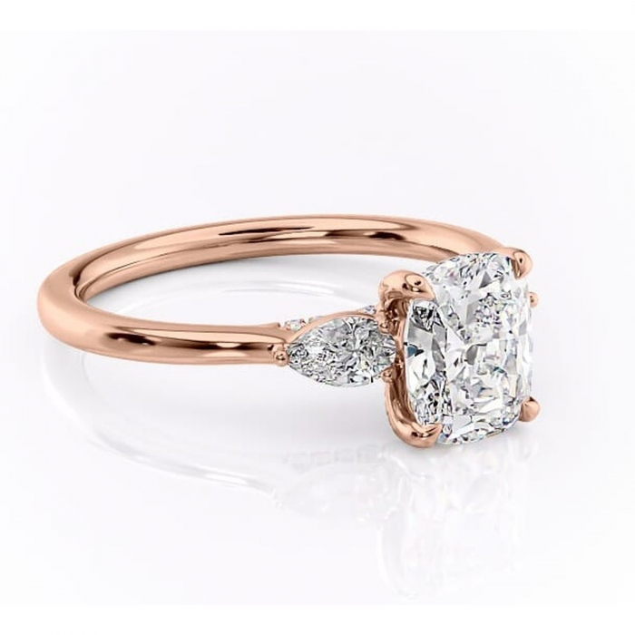 Inel de logodnă Matilda din aur Rose 14kt cu moissanite tăietură asscher – Montură cu trei pietre rafinată pentru profil înalt | Personalizează și configurează gratuit online [1]