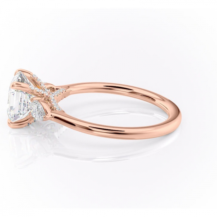 Inel de logodnă Matilda din aur Rose 14kt cu moissanite tăietură asscher – Montură cu trei pietre rafinată pentru profil înalt | Personalizează și configurează gratuit online [6]