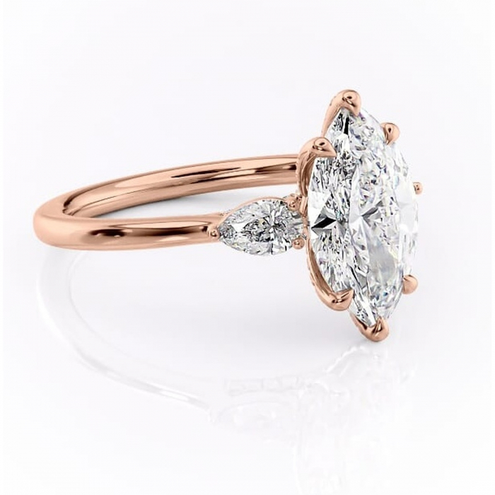 Inel de logodnă Matilda din aur Rose 14kt cu moissanite tăietură marquise – Montură cu trei pietre rafinată pentru profil înalt | Personalizează și configurează gratuit online [1]