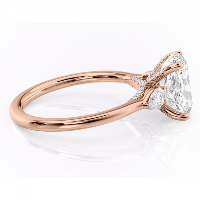 Inel de logodnă Matilda din aur Rose 14kt cu moissanite tăietură ovală – Montură cu trei pietre rafinată pentru profil înalt | Personalizează și configurează gratuit online [2]