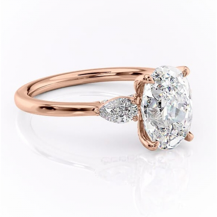 Inel de logodnă Matilda din aur Rose 14kt cu moissanite tăietură ovală – Montură cu trei pietre rafinată pentru profil înalt | Personalizează și configurează gratuit online [1]