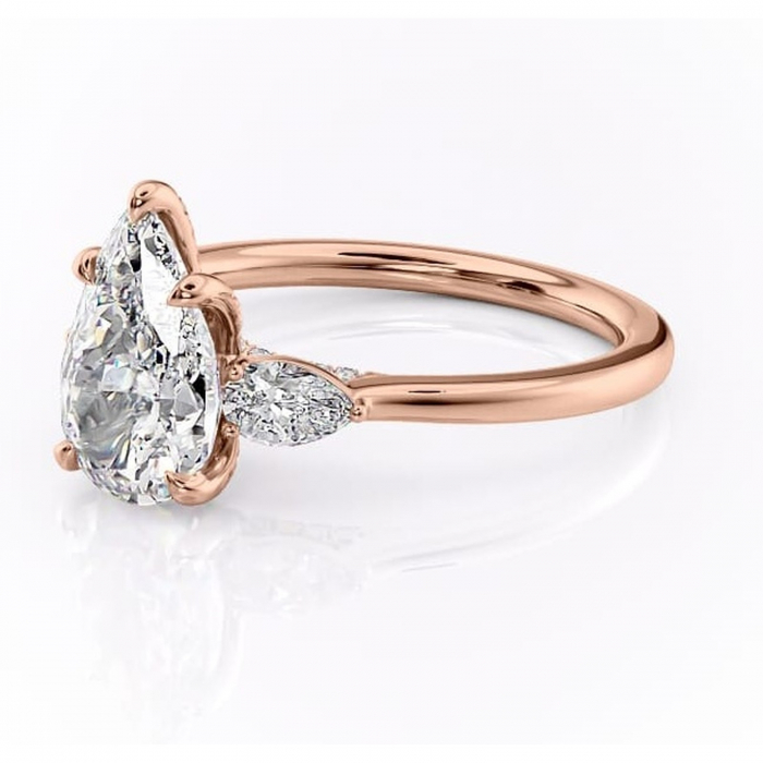 Inel de logodnă Matilda din aur Rose 18kt cu moissanite tăietură pară – Montură cu trei pietre rafinată pentru profil înalt | Personalizează și configurează gratuit online [7]