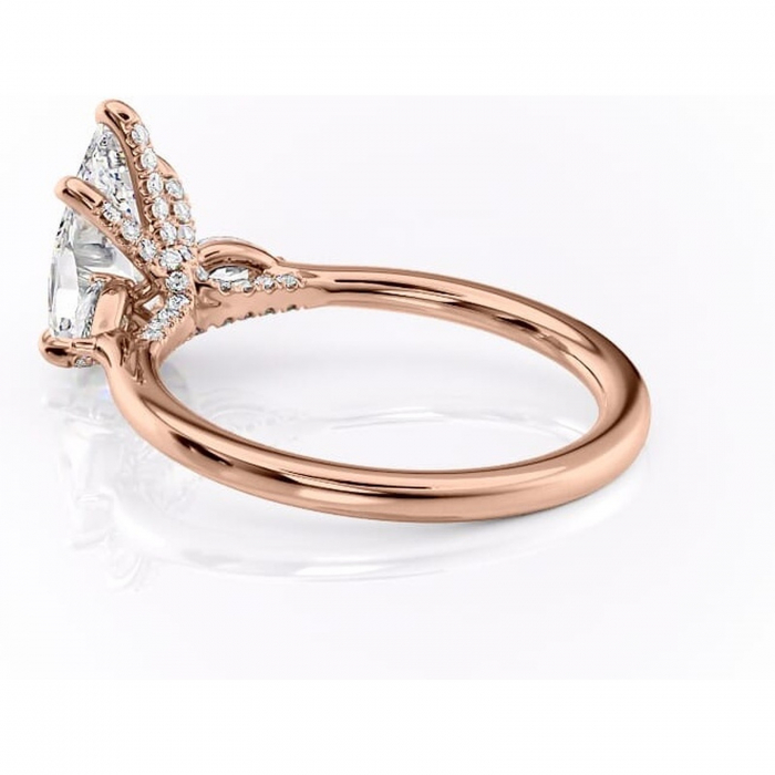 Inel de logodnă Matilda din aur Rose 18kt cu moissanite tăietură pară – Montură cu trei pietre rafinată pentru profil înalt | Personalizează și configurează gratuit online [5]