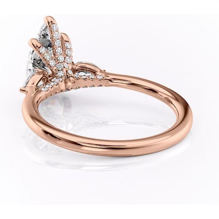 Inel de logodnă Matilda din aur Rose 18kt cu moissanite tăietură pară – Montură cu trei pietre rafinată pentru profil înalt | Personalizează și configurează gratuit online [4]