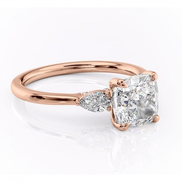 Inel de logodnă Matilda din aur Rose 18kt cu moissanite tăietură pernă – Montură cu trei pietre rafinată pentru profil înalt | Personalizează și configurează gratuit online [1]