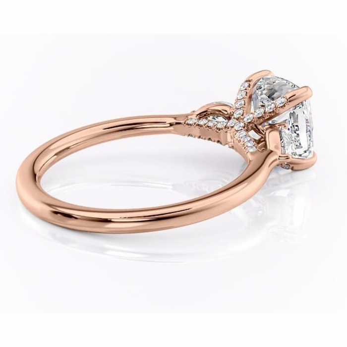 Inel de logodnă Matilda din aur Rose 18kt cu moissanite tăietură pernă – Montură cu trei pietre rafinată pentru profil înalt | Personalizează și configurează gratuit online [3]