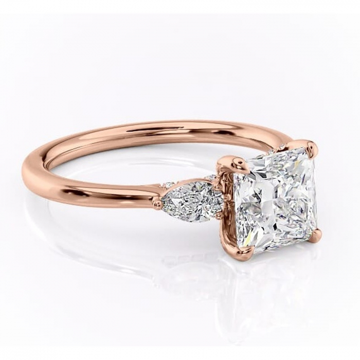 Inel de logodnă Matilda din aur Rose 18kt cu moissanite tăietură princess – Montură cu trei pietre rafinată pentru profil înalt | Personalizează și configurează gratuit online [1]