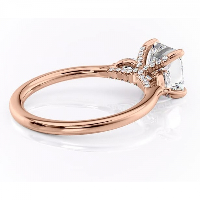 Inel de logodnă Matilda din aur Rose 18kt cu moissanite tăietură princess – Montură cu trei pietre rafinată pentru profil înalt | Personalizează și configurează gratuit online [3]