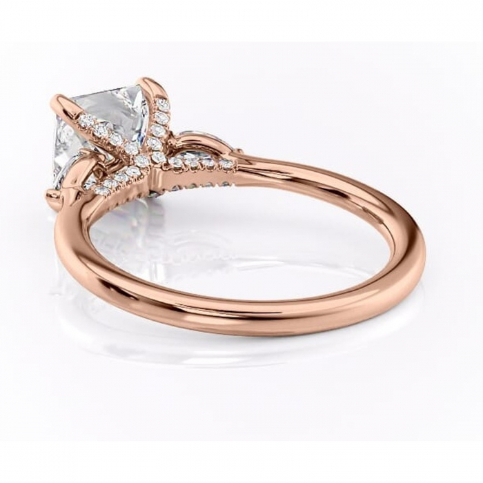 Inel de logodnă Matilda din aur Rose 18kt cu moissanite tăietură princess – Montură cu trei pietre rafinată pentru profil înalt | Personalizează și configurează gratuit online [4]