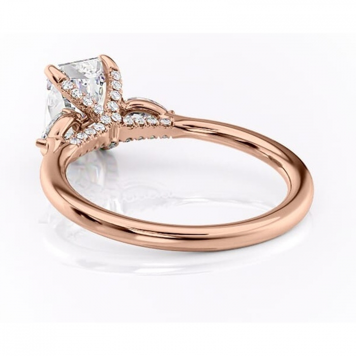 Inel de logodnă Matilda din aur Rose 14kt cu moissanite tăietură radiantă – Montură cu trei pietre rafinată pentru profil înalt | Personalizează și configurează gratuit online [4]