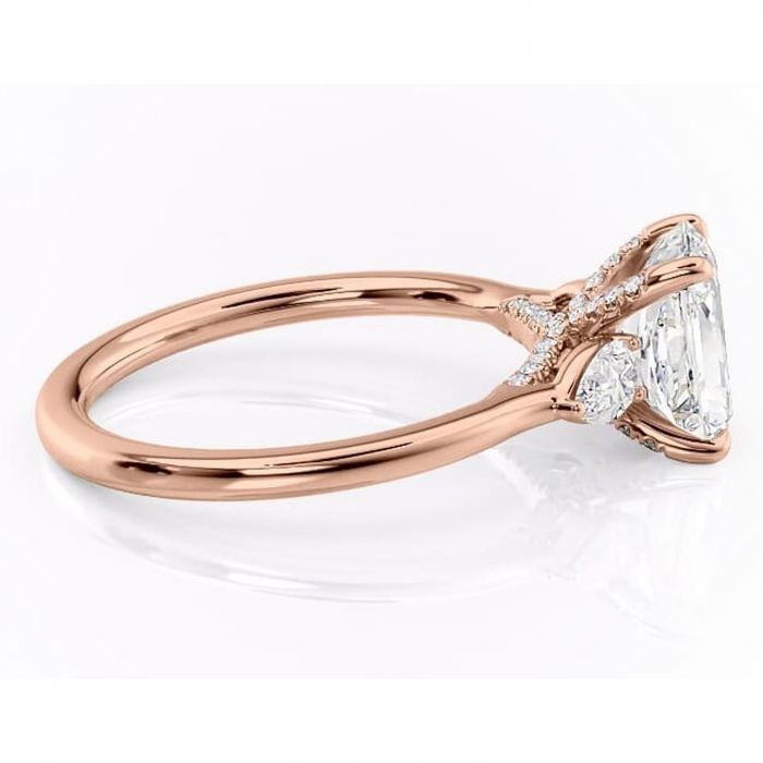 Inel de logodnă Matilda din aur Rose 14kt cu moissanite tăietură radiantă – Montură cu trei pietre rafinată pentru profil înalt | Personalizează și configurează gratuit online [2]