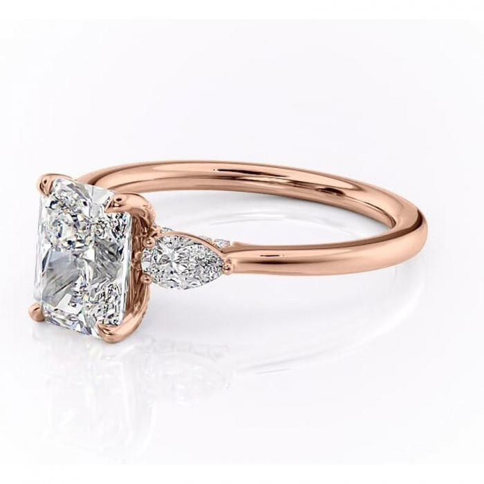 Inel de logodnă Matilda din aur Rose 14kt cu moissanite tăietură radiantă – Montură cu trei pietre rafinată pentru profil înalt | Personalizează și configurează gratuit online [7]