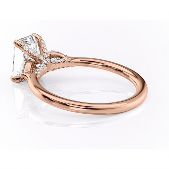 Inel de logodnă Matilda din aur Rose 14kt cu moissanite tăietură radiantă – Montură cu trei pietre rafinată pentru profil înalt | Personalizează și configurează gratuit online [5]