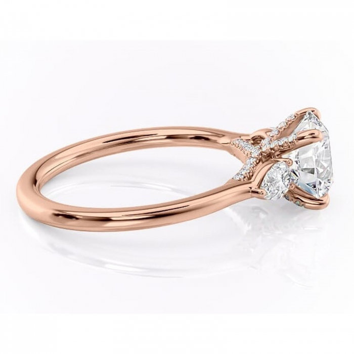 Inel de logodnă Matilda din aur Rose 14kt cu moissanite tăietură rotundă – Montură cu trei pietre rafinată pentru profil înalt | Personalizează și configurează gratuit online [2]