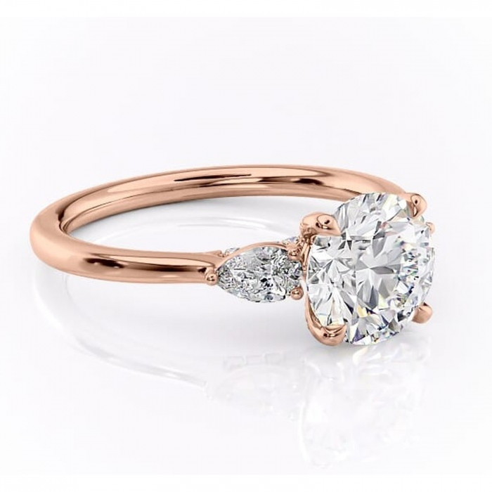 Inel de logodnă Matilda din aur Rose 14kt cu moissanite tăietură rotundă – Montură cu trei pietre rafinată pentru profil înalt | Personalizează și configurează gratuit online [1]