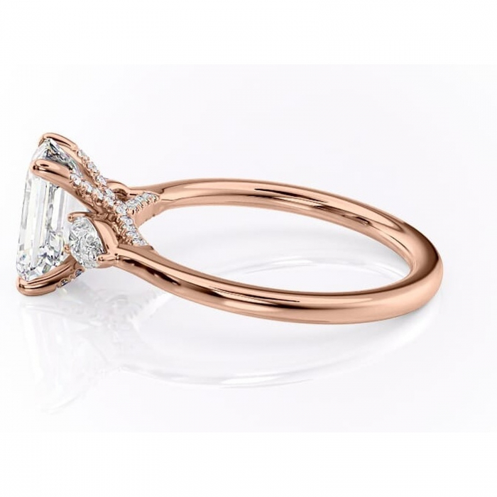 Inel de logodnă Matilda din aur Rose 14kt cu moissanite tăietură smarald – Montură cu trei pietre rafinată pentru profil înalt | Personalizează și configurează gratuit online [6]