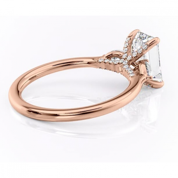 Inel de logodnă Matilda din aur Rose 14kt cu moissanite tăietură smarald – Montură cu trei pietre rafinată pentru profil înalt | Personalizează și configurează gratuit online [3]
