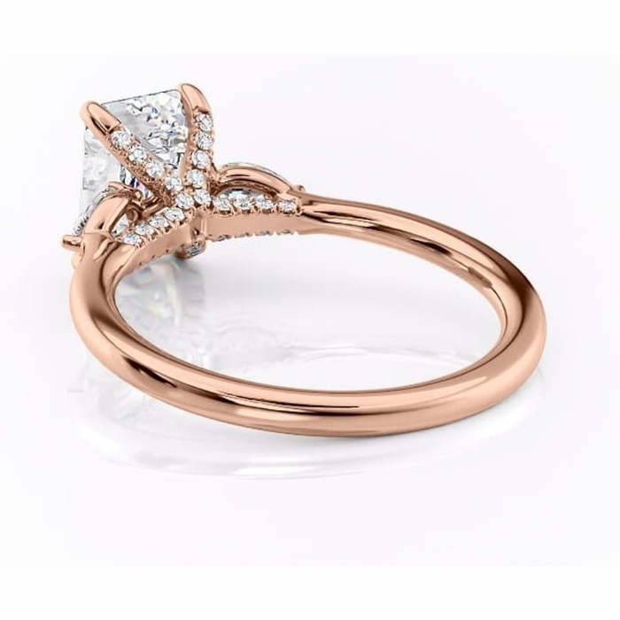 Inel de logodnă Matilda din aur Rose 14kt cu moissanite tăietură smarald – Montură cu trei pietre rafinată pentru profil înalt | Personalizează și configurează gratuit online [4]