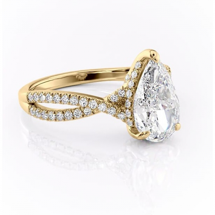 Inel de logodnă Meadow din aur Galben 18kt cu moissanite tăietură pară – Montură pavé rafinată pentru profil mediu | Personalizează și configurează gratuit online [1]