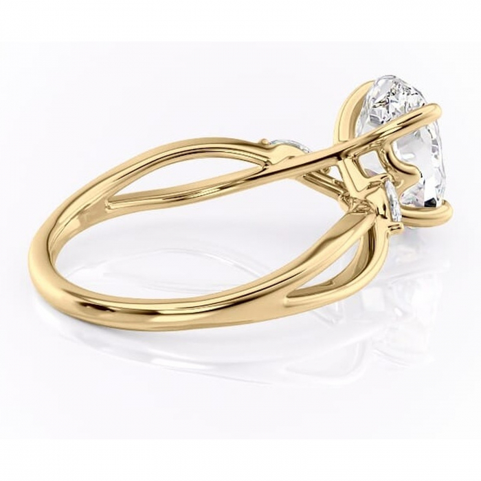 Inel de logodnă Mirabel din aur Galben 18kt cu moissanite tăietură ovală – Pietre laterale rafinată pentru profil mediu | Personalizează și configurează gratuit online [3]