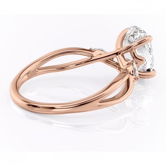 Inel de logodnă Mirabel din aur Rose 18kt cu moissanite tăietură ovală – Pietre laterale rafinată pentru profil mediu | Personalizează și configurează gratuit online [3]