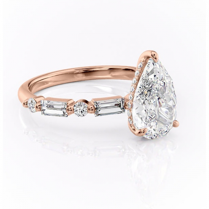 Inel de logodnă Moonstone din aur Rose 14kt cu moissanite tăietură pară – Pietre laterale rafinată pentru profil înalt | Personalizează și configurează gratuit online [1]