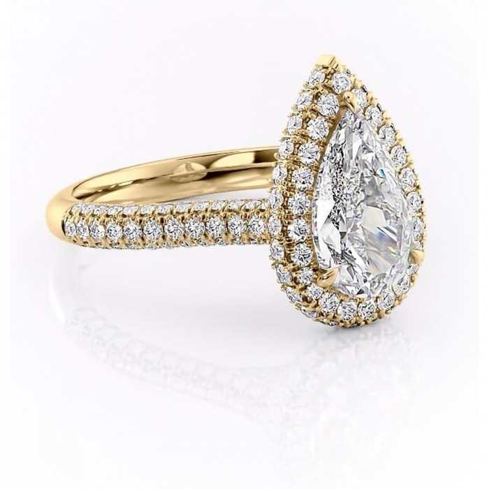 Inel de logodnă Nerina din aur Galben 18kt cu moissanite tăietură pară – Halo rafinată pentru profil înalt | Personalizează și configurează gratuit online [1]