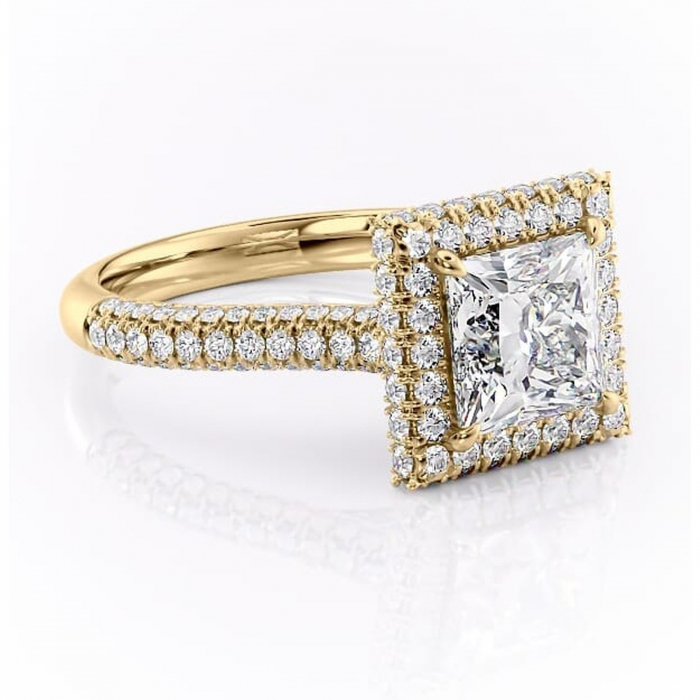 Inel de logodnă Nerina din aur Galben 14kt cu moissanite tăietură princess – Halo rafinată pentru profil înalt | Personalizează și configurează gratuit online [1]