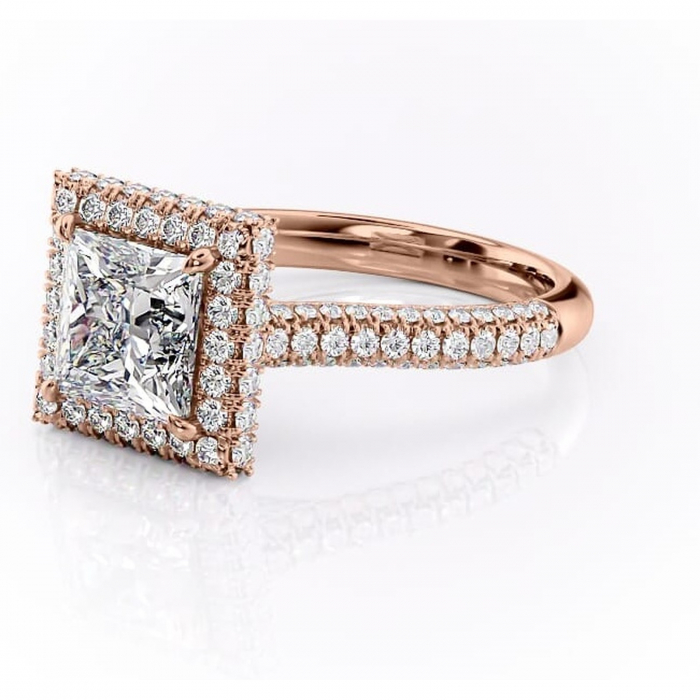 Inel de logodnă Nerina din aur Rose 18kt cu moissanite tăietură princess – Halo rafinată pentru profil înalt | Personalizează și configurează gratuit online [7]