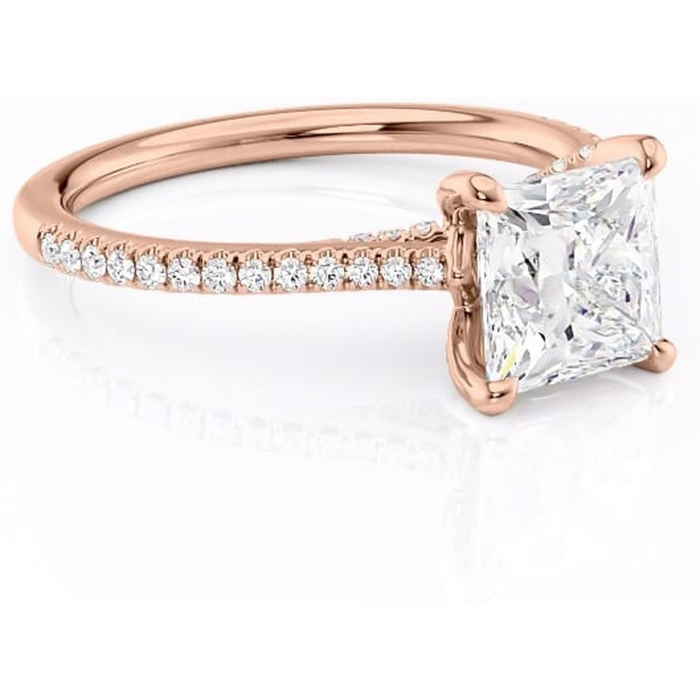 Inel de logodnă Noa din aur Rose 14kt cu moissanite tăietură princess – Montură pavé rafinată pentru profil înalt | Personalizează și configurează gratuit online [1]