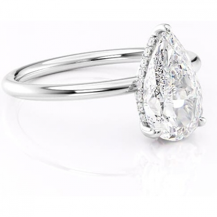 Inel de logodnă Nyla din aur Alb 14kt cu moissanite tăietură pară – Montură Kamellie joasă rafinată pentru profil jos | Personalizează și configurează gratuit online [1]