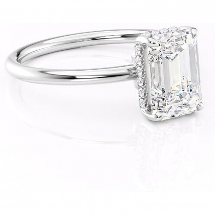 Inel de logodnă Nyla din aur Alb 14kt cu moissanite tăietură smarald – Montură Kamellie joasă rafinată pentru profil jos | Personalizează și configurează gratuit online [1]