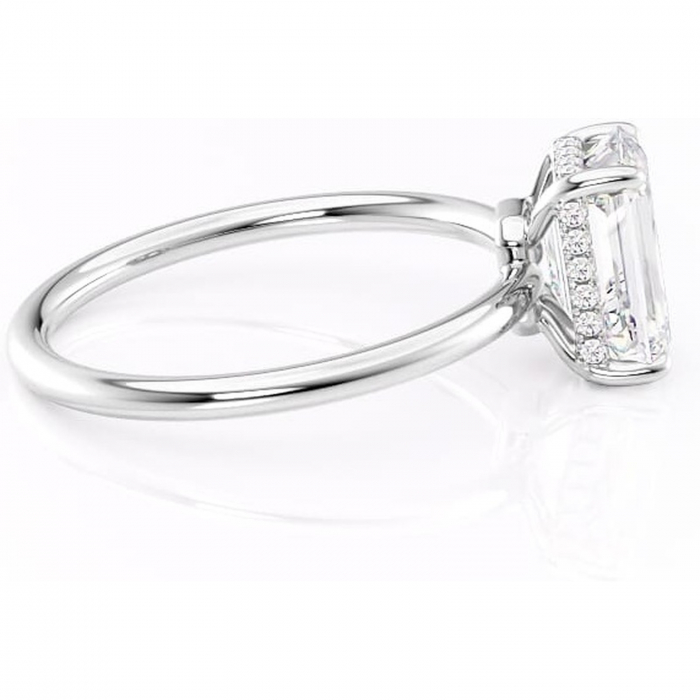 Inel de logodnă Nyla din aur Alb 14kt cu moissanite tăietură smarald – Montură Kamellie joasă rafinată pentru profil jos | Personalizează și configurează gratuit online [2]