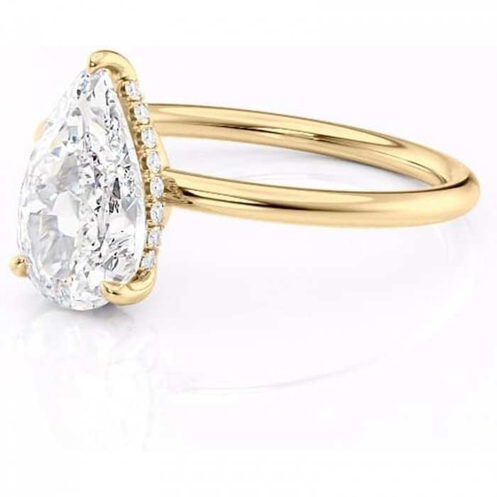 Inel de logodnă Nyla din aur Galben 18kt cu moissanite tăietură pară – Montură Kamellie joasă rafinată pentru profil jos | Personalizează și configurează gratuit online [7]