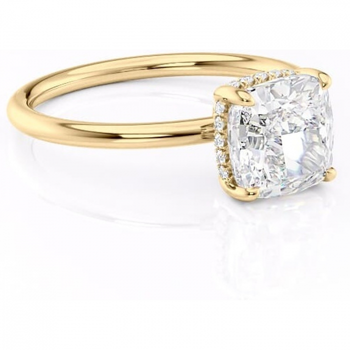 Inel de logodnă Nyla din aur Galben 14kt cu moissanite tăietură pernă – Montură Kamellie joasă rafinată pentru profil jos | Personalizează și configurează gratuit online [1]