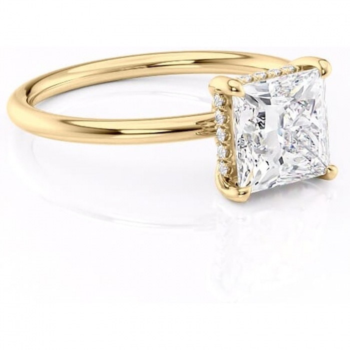 Inel de logodnă Nyla din aur Galben 18kt cu moissanite tăietură princess – Montură Kamellie joasă rafinată pentru profil jos | Personalizează și configurează gratuit online [1]