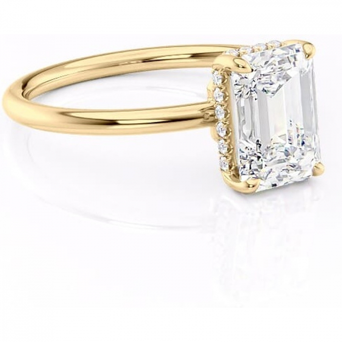 Inel de logodnă Nyla din aur Galben 14kt cu moissanite tăietură smarald – Montură Kamellie joasă rafinată pentru profil jos | Personalizează și configurează gratuit online [1]
