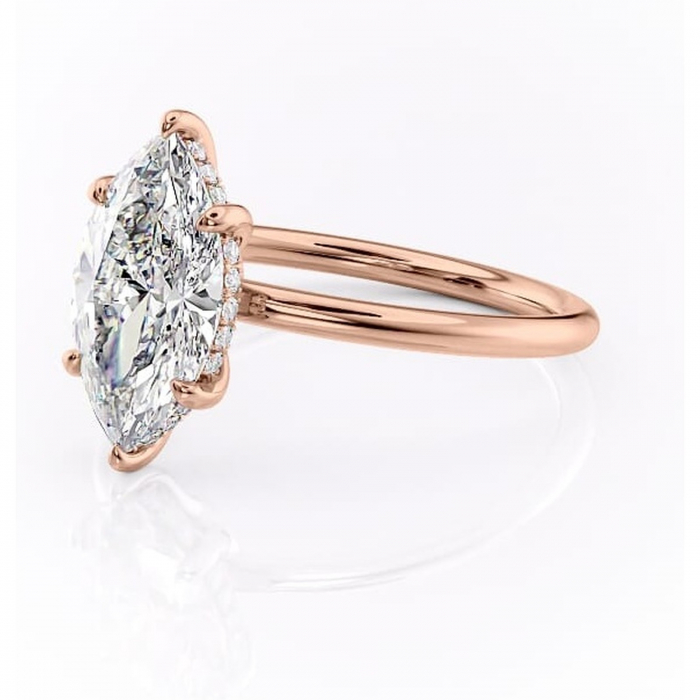 Inel de logodnă Nyla din aur Rose 18kt cu moissanite tăietură marquise – Montură Kamellie joasă rafinată pentru profil jos | Personalizează și configurează gratuit online [7]