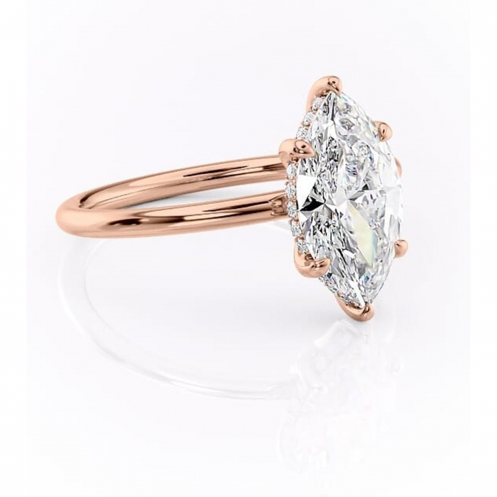 Inel de logodnă Nyla din aur Rose 18kt cu moissanite tăietură marquise – Montură Kamellie joasă rafinată pentru profil jos | Personalizează și configurează gratuit online [1]