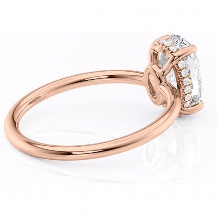 Inel de logodnă Nyla din aur Rose 14kt cu moissanite tăietură ovală – Montură Kamellie joasă rafinată pentru profil jos | Personalizează și configurează gratuit online [3]